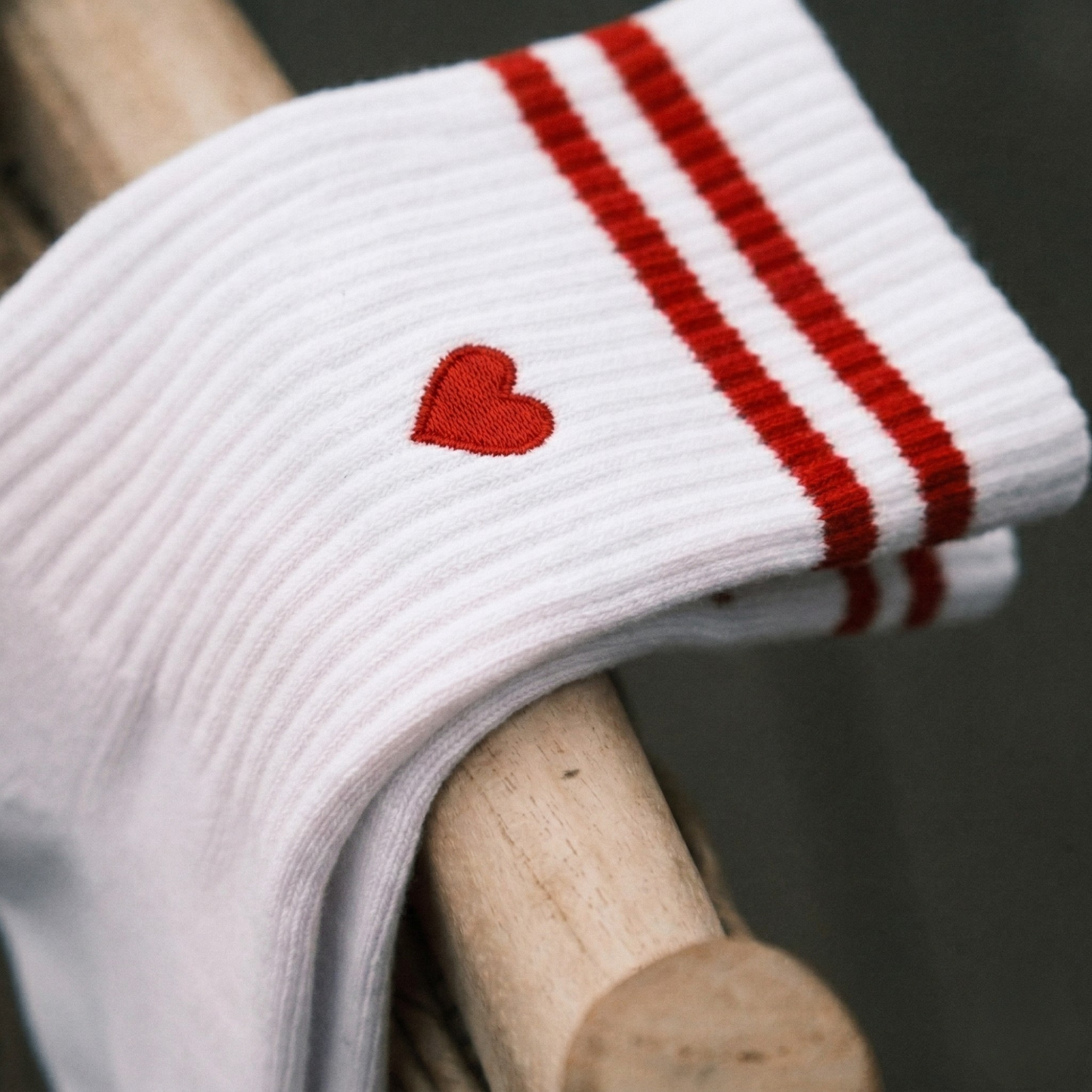 Rutschfeste Socken mit gesticktem Herz